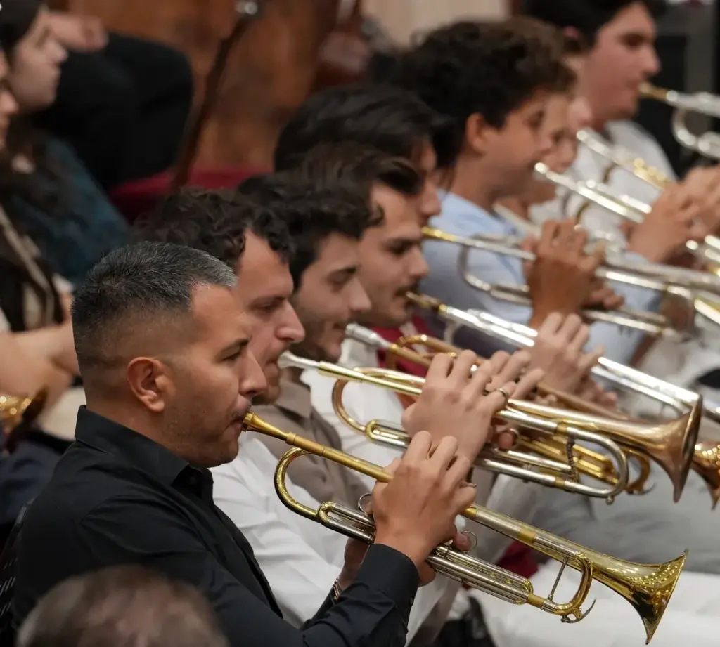 Trompetiștii din orchestra Bisericii Elim cântând în timpul slujbei