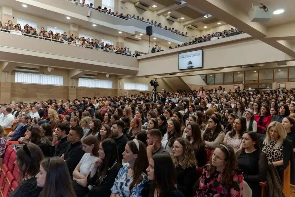 Sala Bisericii Elim plină, într-o duminică
