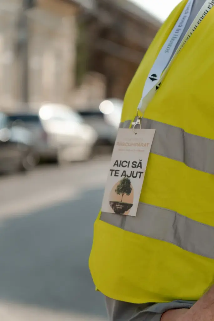 Ecusonul „Aici să te ajut” al echipei de primire