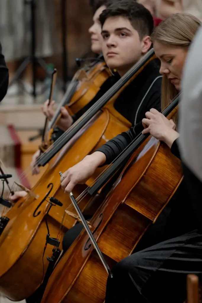 Violonceliști din orchestra Bisericii Elim